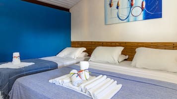Habitación cuádruple estándar | Minibar, tabla de planchar con plancha, wifi gratis