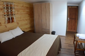 Chambre Double Standard, 1 très grand lit | Wi-Fi gratuit
