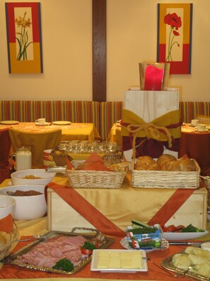 Sarapan bufet setiap hari dengan fi