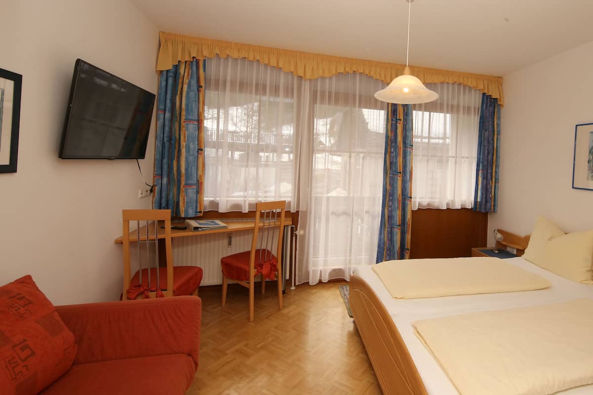 2 bedrooms, desk, free WiFi, bed sheets