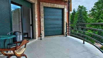 Deluxe Room, Terrace, Courtyard View | Terrace/patio
