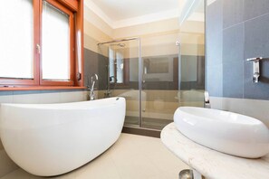 Luxury Apartment, Non Smoking, Jetted Tub | Bathroom | Shower, free toiletries, hair dryer, towels - The Belgrade Hills (Belgrade)