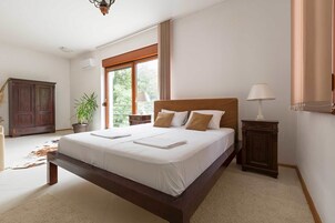 Luxury Apartment, Non Smoking, Jetted Tub | 1 bedroom, desk, soundproofing, free WiFi