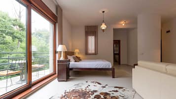 Luxury Apartment, Non Smoking, Jetted Tub | 1 bedroom, desk, soundproofing, free WiFi