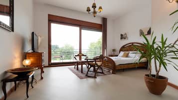 Quarto luxo, terraço, vista para o pátio | 1 quarto, escrivaninha, quartos à prova de som, Wi-Fi de cortesia
