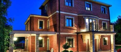 Façade de l’hébergement - soirée/nuit