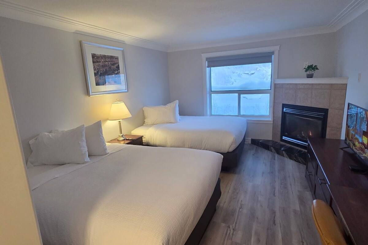 Ropa de cama de alta calidad y caja de seguridad en la habitación 