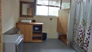 Triple Room | Bathroom | Shower, towels - Tuanis B&B Tamarindo (Tamarindo)