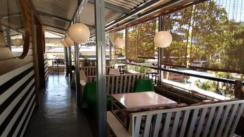 Khu ẩm thực ngoài trời