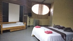 Triple Room | In-room safe, desk, WiFi (free) - Tuanis B&B Tamarindo (Tamarindo)