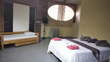 Triple Room | In-room safe, desk, free WiFi