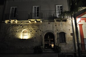 Front of property - evening/night - Villa Martius (San Pier Niceto)