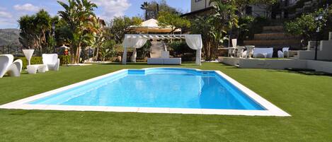 Piscina a l'aire lliure de temporada i gandules