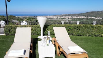 Außenpool (je nach Saison geöffnet), Liegestühle