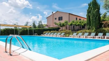 Kolam renang outdoor, dengan kursi berjemur