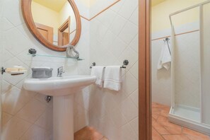 Appartement, 1 slaapkamer | Badkamer | Een douche, gratis toiletartikelen, een haardroger, een bidet