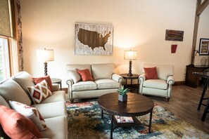 奢华套房, 2 张大床 | 起居区 | 平板电视