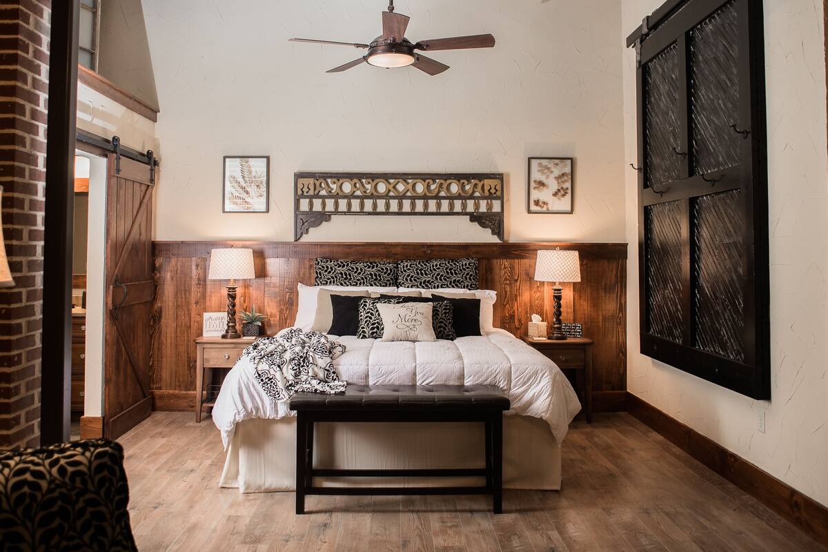 Honeymoon Suite, 1 King Bed, Accessible | Premium bedding, minibar, desk, iron/ironing board