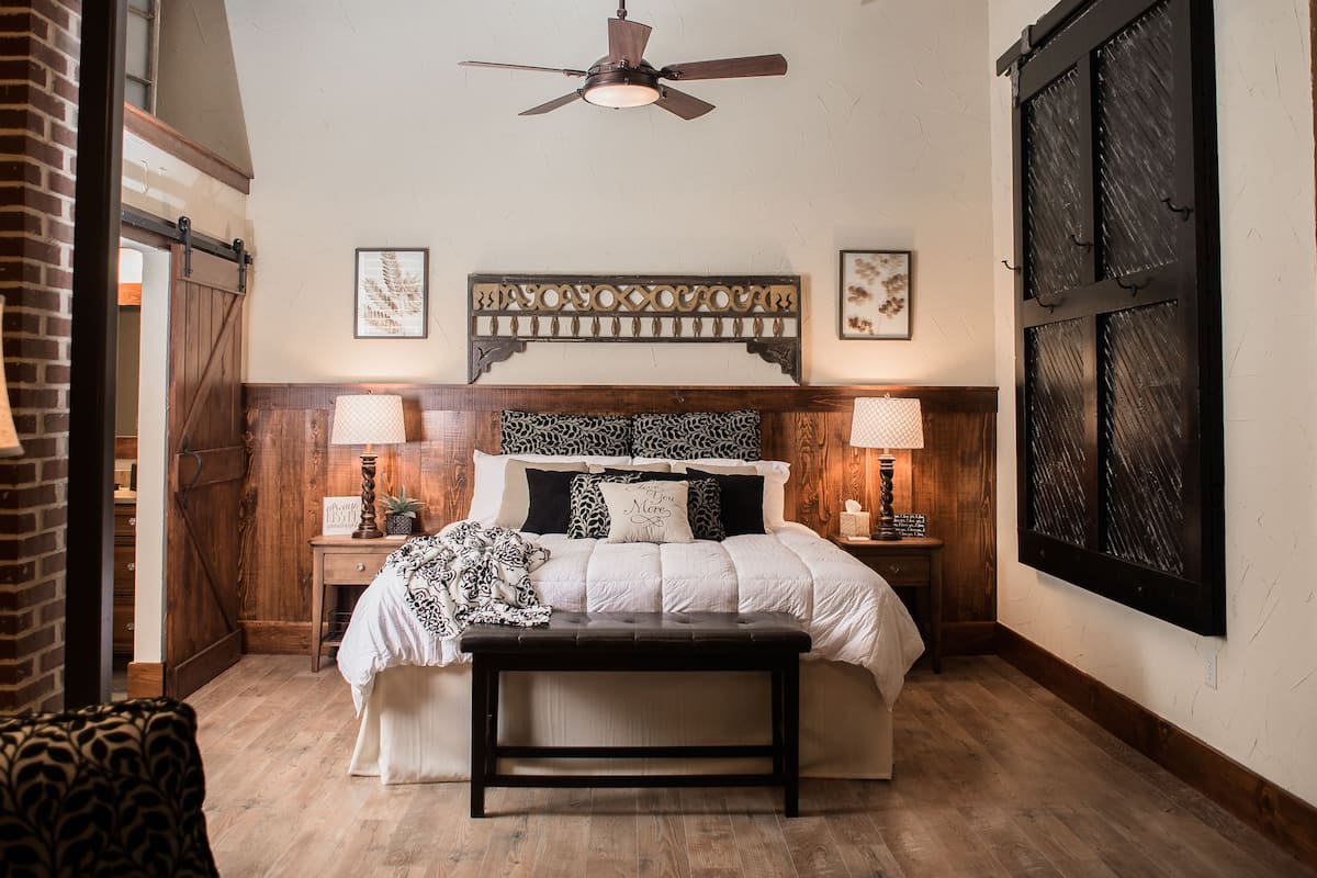 Honeymoon Suite, 1 King Bed, Accessible | Premium bedding, minibar, desk, iron/ironing board