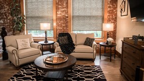 Honeymoon Suite, 1 King Bed, Accessible | Living area | Flat-screen TV - Rusty Rail Brewing Co. (Mifflinburg)