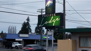 Front of property - Pacific Lodge Tacoma (Tacoma)