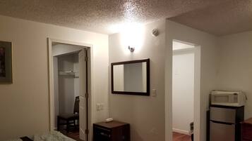 经济双人房, 2 张大床 | 高档床上用品、办公桌、床单