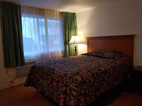 Economy Single Room, 1 Queen Bed - Pacific Lodge Tacoma (Tacoma)