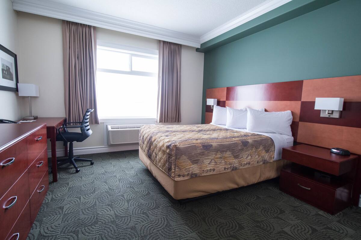 deluxe room, 1 queen bed | desk, blackout curtains, soundproofing, iron/ironing board