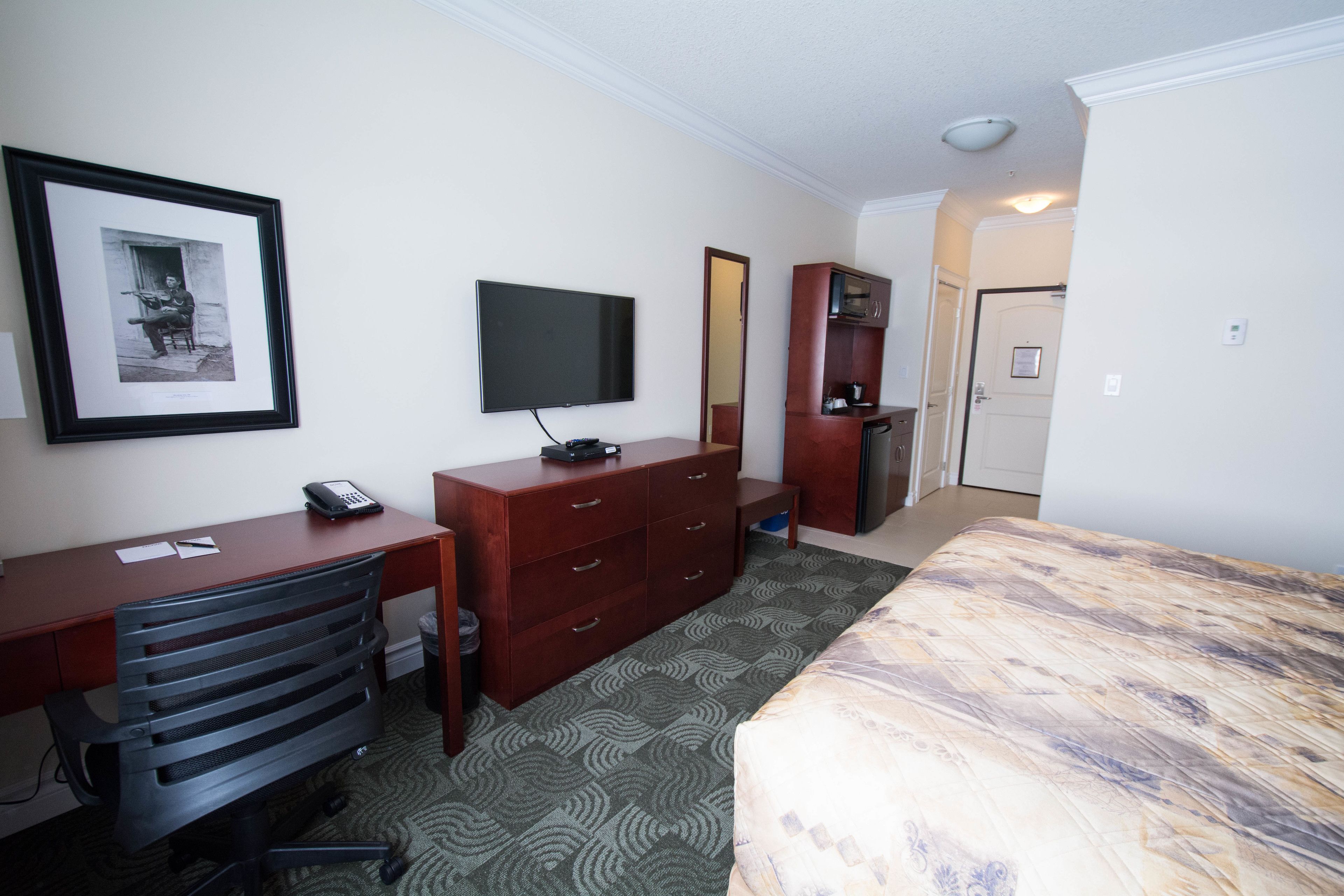 deluxe room, 1 queen bed | desk, blackout curtains, soundproofing, iron/ironing board