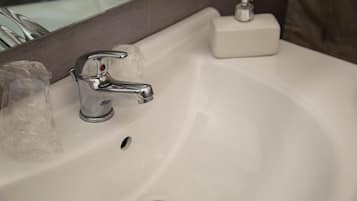 Dusche, kostenlose Toilettenartikel, Haartrockner, Bidet