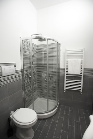 Dusche, kostenlose Toilettenartikel, Haartrockner, Bidet