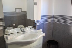 Shower, free toiletries, hair dryer, bidet - B&B Del Centro (Partinico)