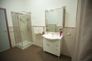 Kamer, 1 twee- of 2 eenpersoonsbedden, privébadkamer | Badkamer | Een douche, gratis toiletartikelen, een haardroger, een bidet
