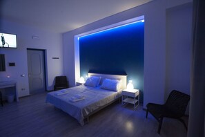 Vierbettzimmer | Hochwertige Bettwaren, Daunenbettdecken, Pillowtop-Betten, Schreibtisch