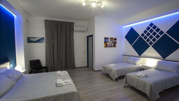 Vierbettzimmer | Hochwertige Bettwaren, Daunenbettdecken, Pillowtop-Betten, Schreibtisch