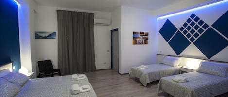 Neljän hengen huone | Ylelliset vuodevaatteet, untuvapeitot, pillowtop-patjalliset sängyt