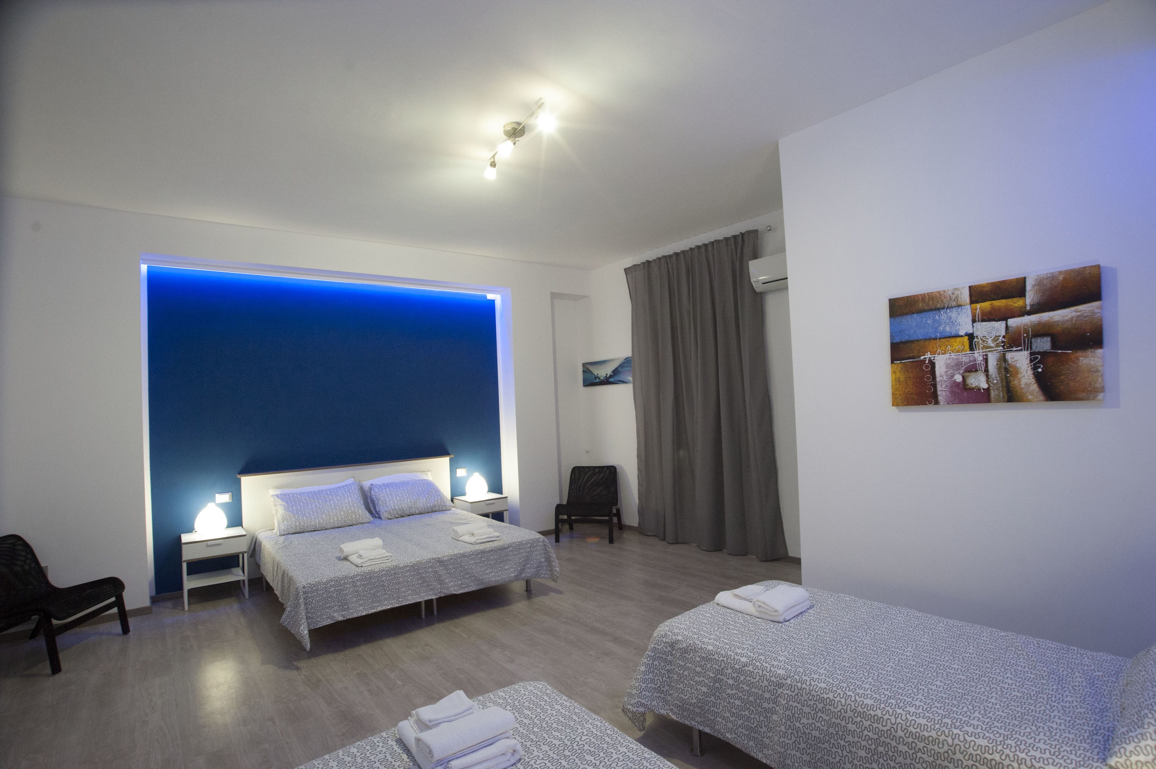 Vierbettzimmer | Hochwertige Bettwaren, Daunenbettdecken, Pillowtop-Betten, Schreibtisch