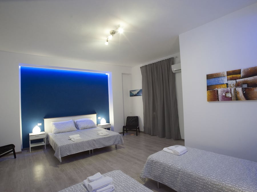 Habitación cuádruple | Ropa de cama de alta calidad y edredones de plumas