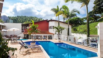 Piscina externa, espreguiçadeiras