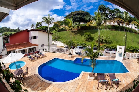 Outdoor pool, sun loungers. Mundial Parque Hotel