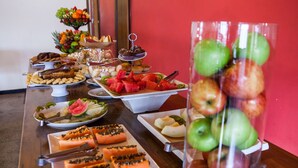 A buffet table with various food items including fruits, pastries, and desserts. - Mundial Parque Hotel (Vicosa)