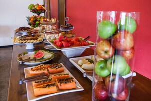 Café da manhã com buffet grátis todos os dias