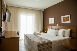 Quarto casal luxo, 1 cama King | Frigobar, escrivaninha, cortinas blackout, quartos à prova de som