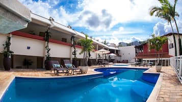 Alberca al aire libre y camastros