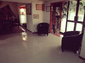 Lobby sitting area - Apart Hotel Punto Real (Curicó)