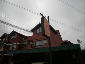 A hotel sign with a mountain and sun logo, indicating a mountain view. - Apart Hotel Punto Real (Curicó)