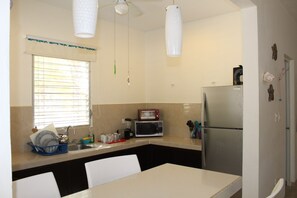 Full-sized fridge, microwave, stovetop, coffee/tea maker - Casa de los peces (Sinanché)