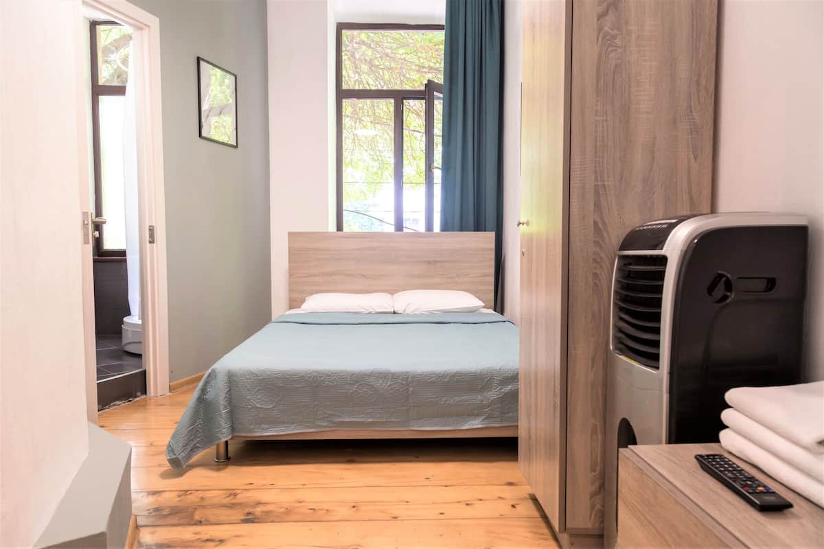 Habitación clásica | Escritorio, espacio para trabajar con laptop y cortinas blackout