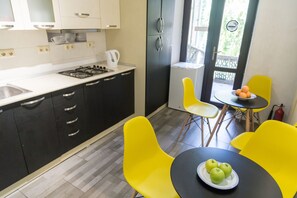 Refrigerador, horno, utensilios de cocina, artículos de limpieza