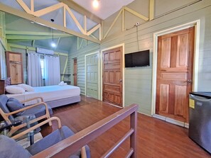 Traditional-Doppelzimmer, 1 Queen-Bett, Nichtraucher | Kostenloses WLAN, Bettwäsche